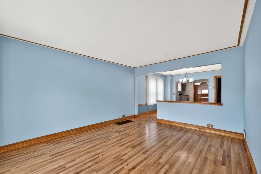 7317 West Myrtle Avenue Chicago IL 60631