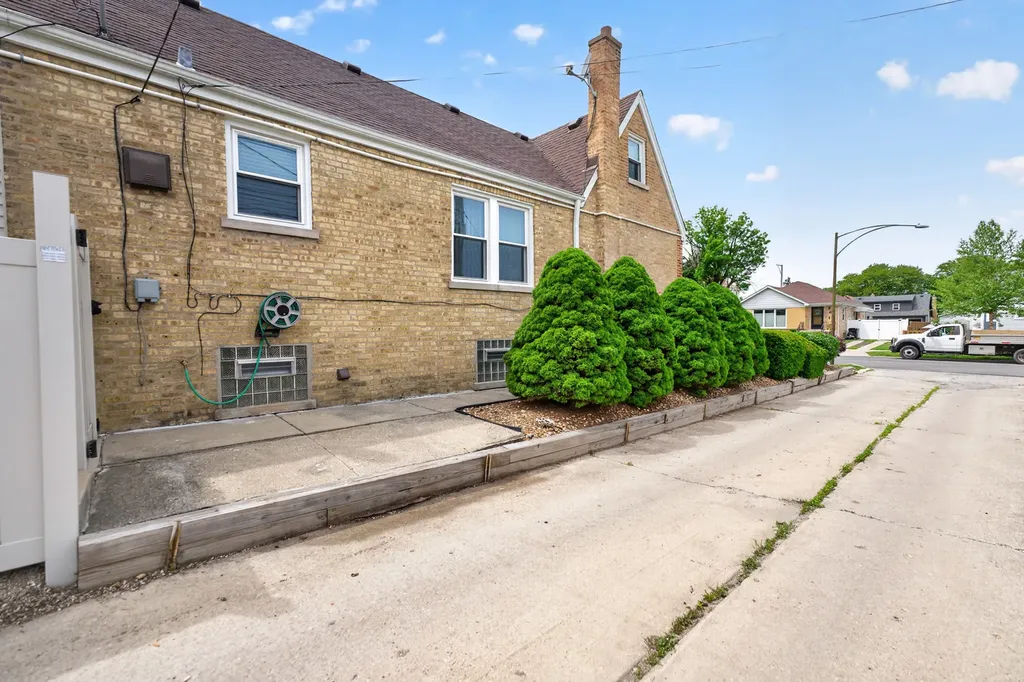 7317 West Myrtle Avenue Chicago IL 60631