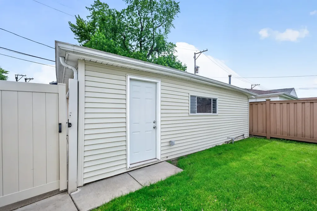 7317 West Myrtle Avenue Chicago IL 60631