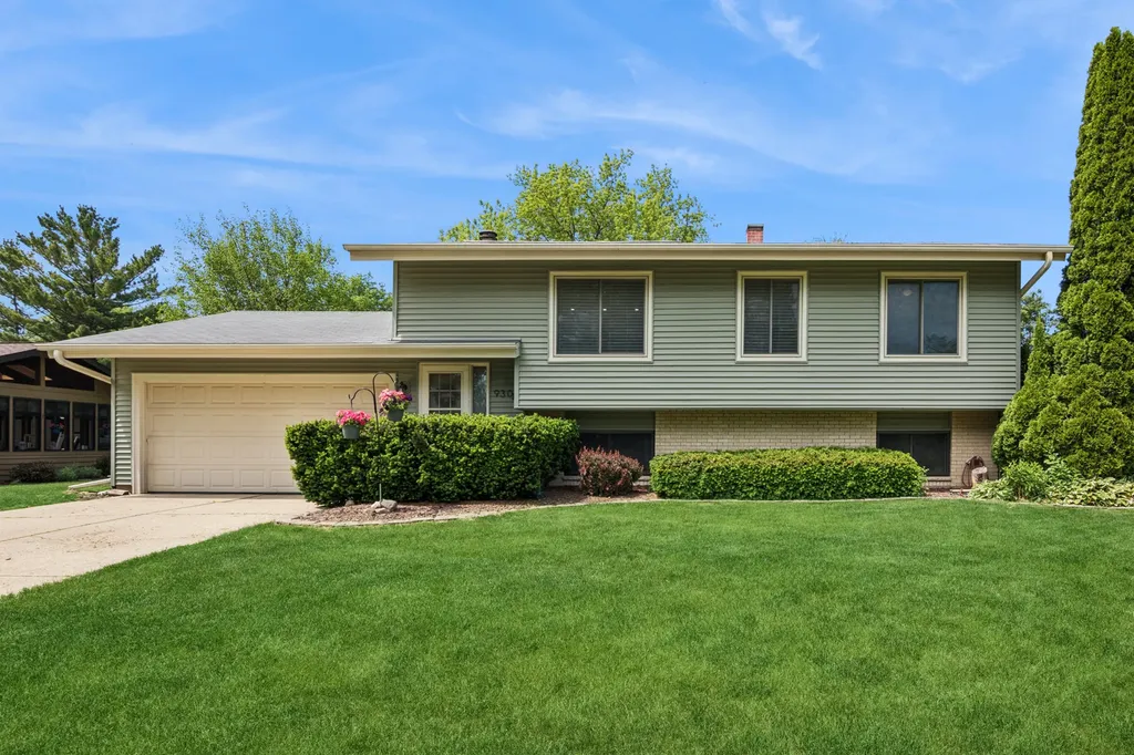 930 Camelot Drive Crystal Lake IL 60014