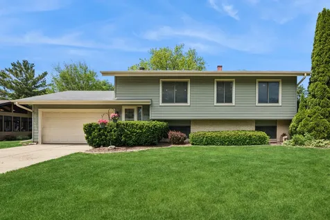 930 Camelot Drive Crystal Lake IL 60014