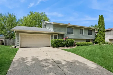 930 Camelot Drive Crystal Lake IL 60014
