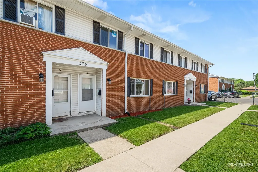 1376 Monomoy Street Aurora IL 60506