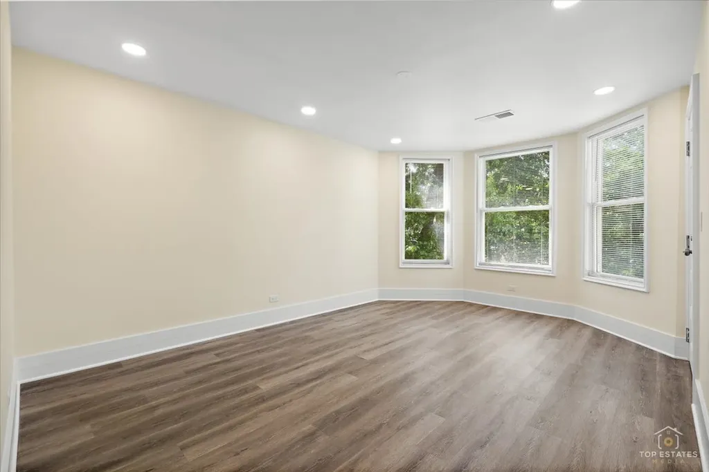 2939 North Hamlin Avenue Chicago IL 60618