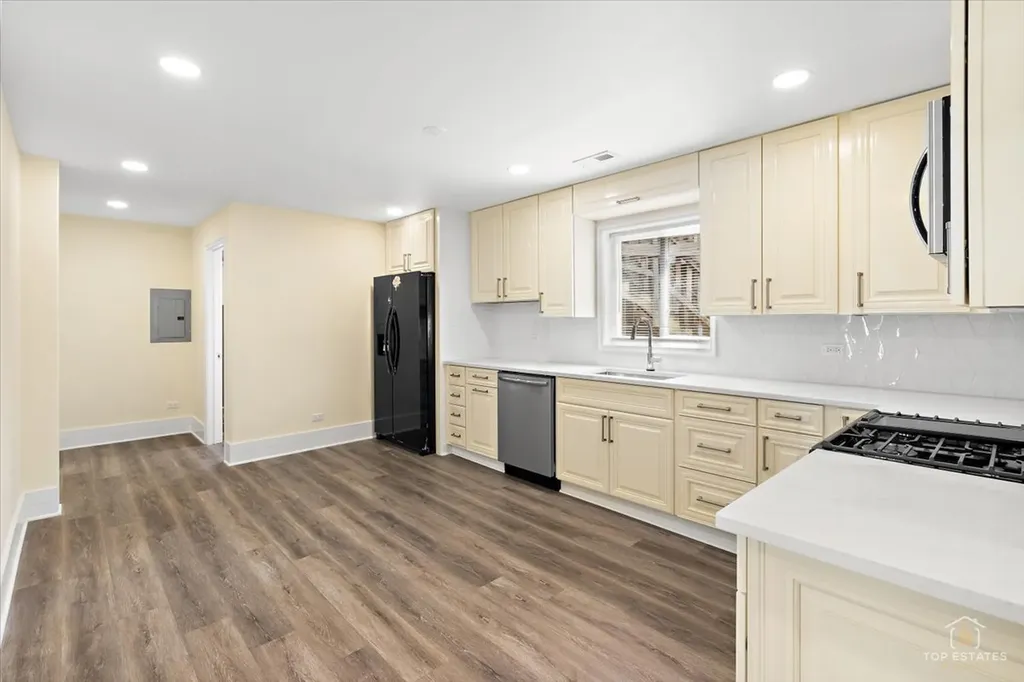 2939 North Hamlin Avenue Chicago IL 60618