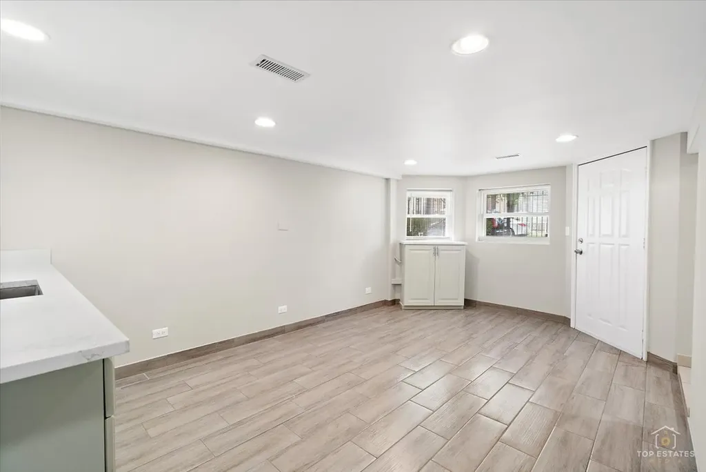 2939 North Hamlin Avenue Chicago IL 60618