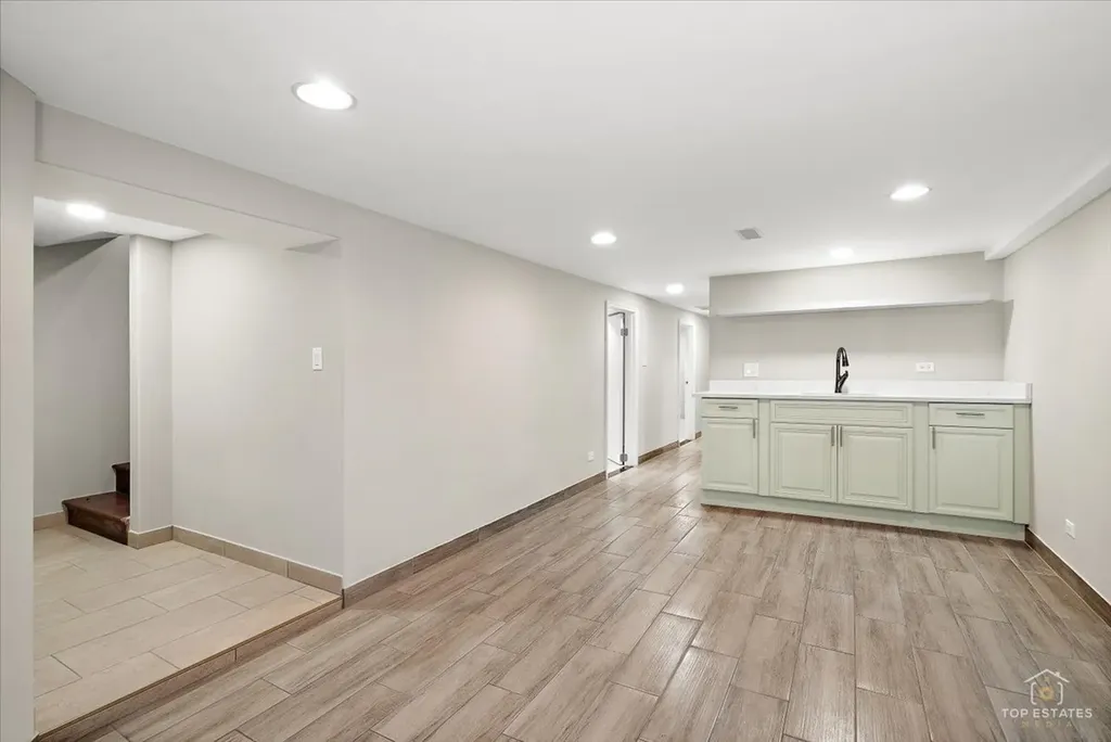 2939 North Hamlin Avenue Chicago IL 60618