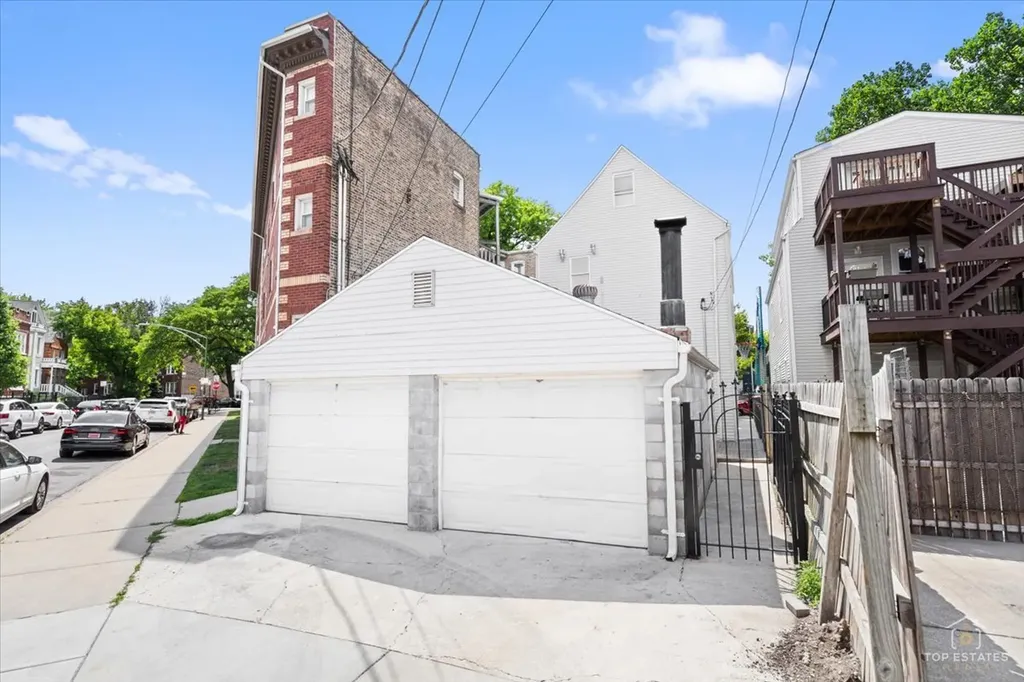 2939 North Hamlin Avenue Chicago IL 60618