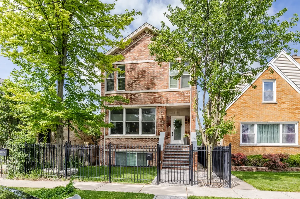 3238 North Pioneer Avenue Chicago IL 60634