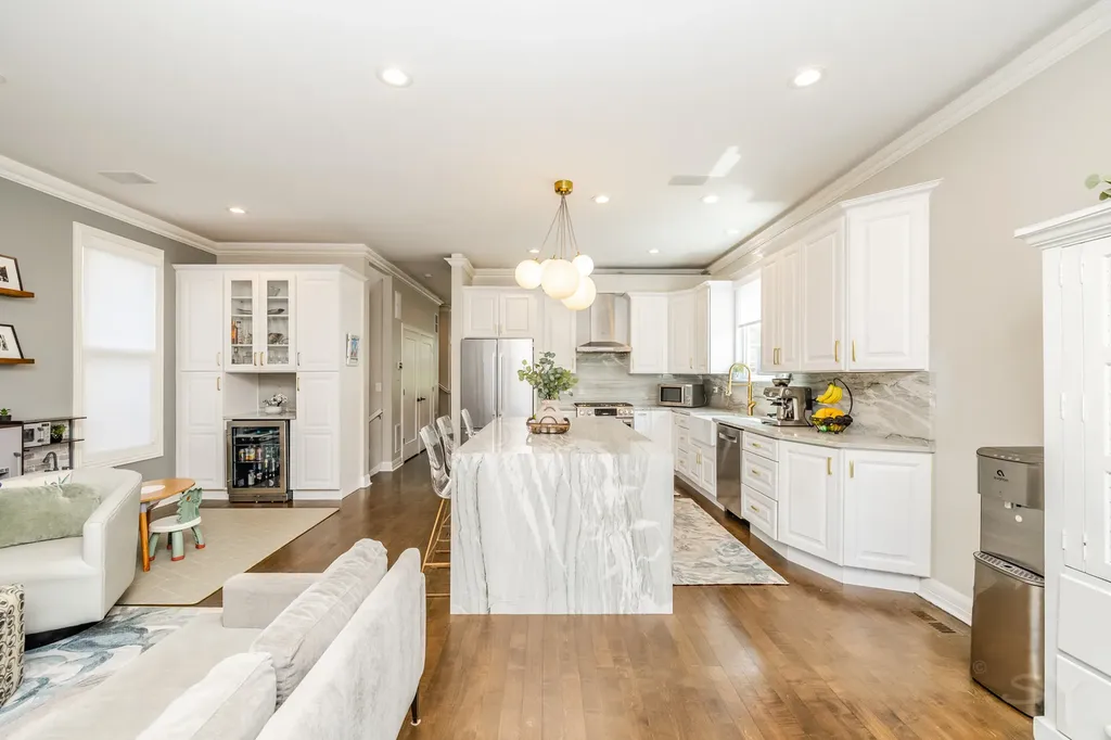 3238 North Pioneer Avenue Chicago IL 60634