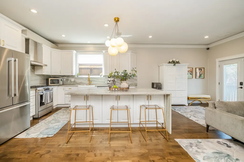 3238 North Pioneer Avenue Chicago IL 60634