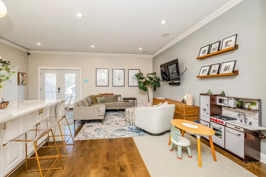 3238 North Pioneer Avenue Chicago IL 60634