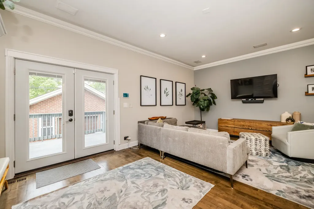 3238 North Pioneer Avenue Chicago IL 60634