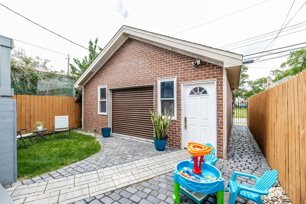 3238 North Pioneer Avenue Chicago IL 60634