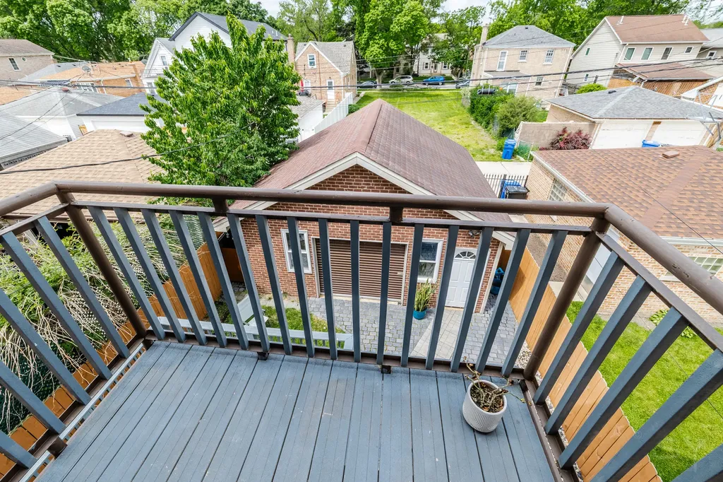 3238 North Pioneer Avenue Chicago IL 60634