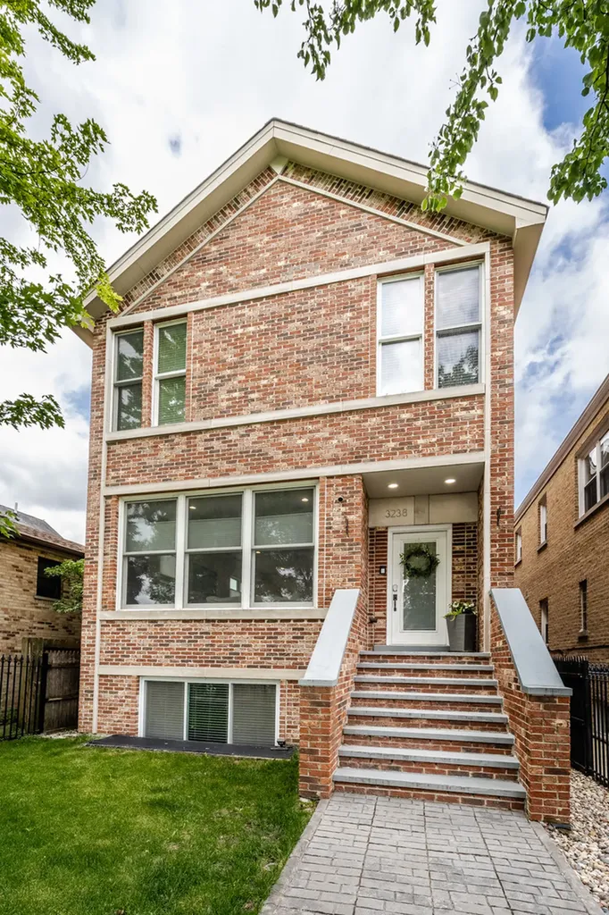 3238 North Pioneer Avenue Chicago IL 60634