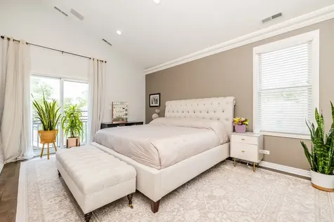 3238 North Pioneer Avenue Chicago IL 60634