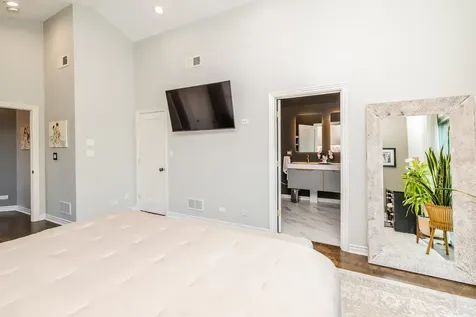 3238 North Pioneer Avenue Chicago IL 60634