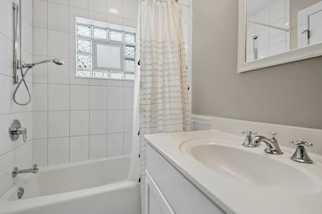 7143 North Mason Avenue Chicago IL 60646