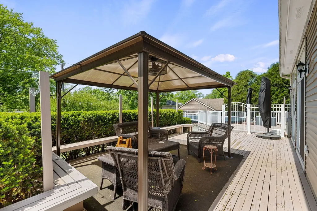 323 North Pleasant Road Lake Zurich IL 60047