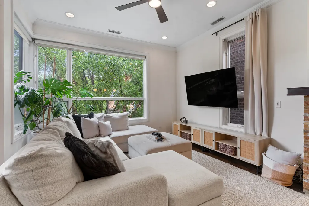 1131 West Addison Street Chicago IL 60613