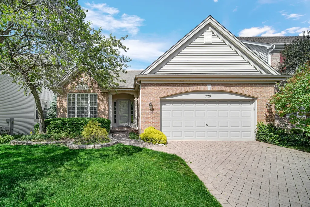 720 Viewpointe Drive St. Charles IL 60174