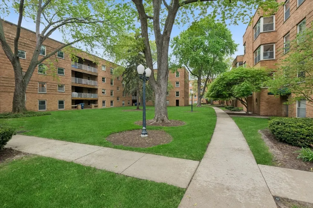 4939 North Wolcott Avenue Chicago IL 60640