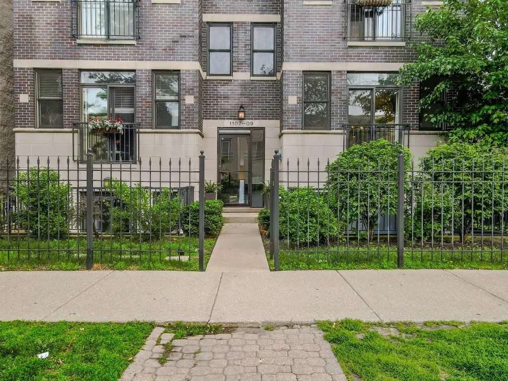 1109 West Cornelia Avenue Chicago IL 60657