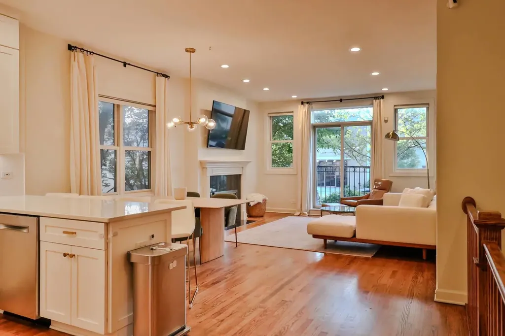 1109 West Cornelia Avenue Chicago IL 60657