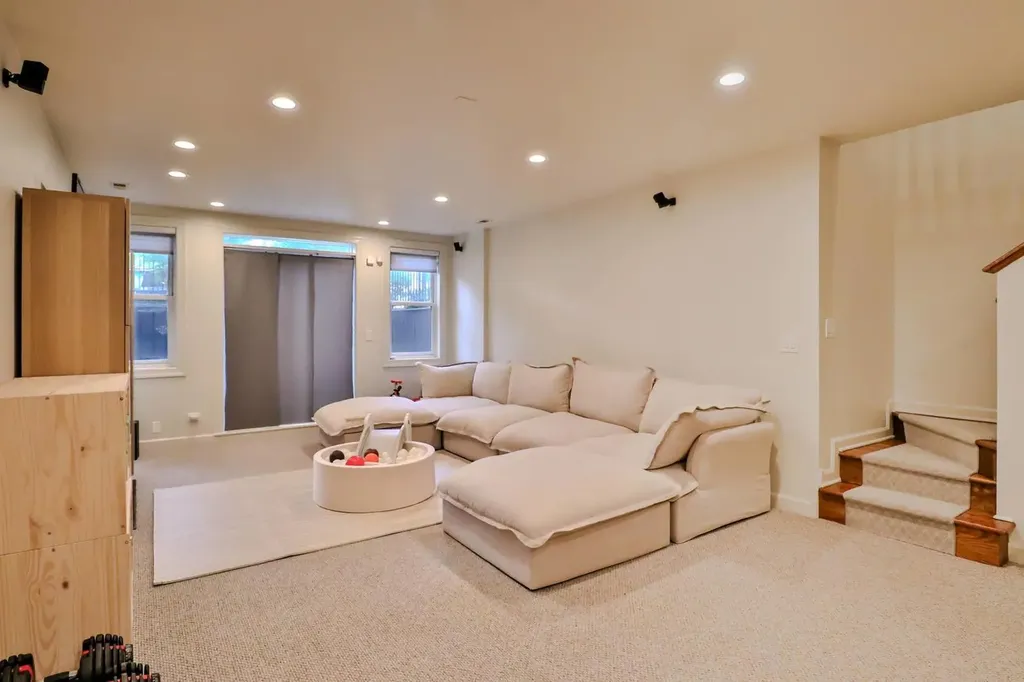 1109 West Cornelia Avenue Chicago IL 60657