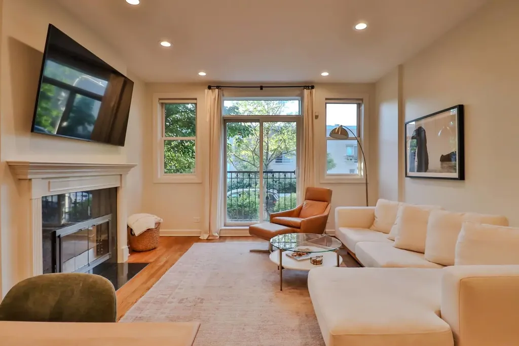 1109 West Cornelia Avenue Chicago IL 60657
