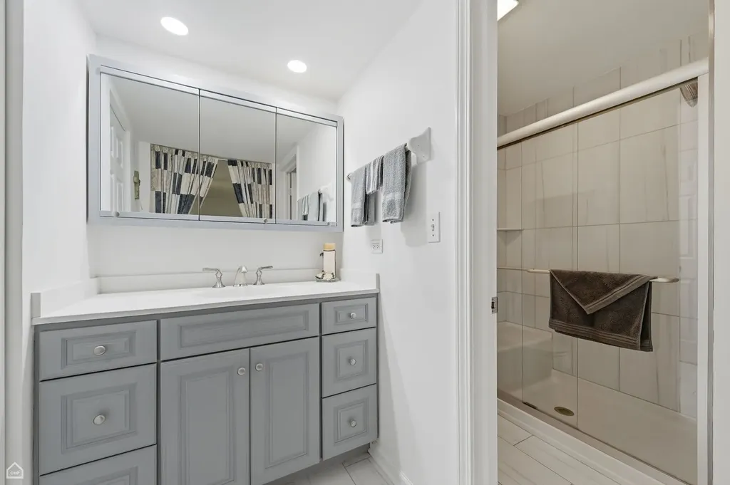 275 Essex Court Aurora IL 60504