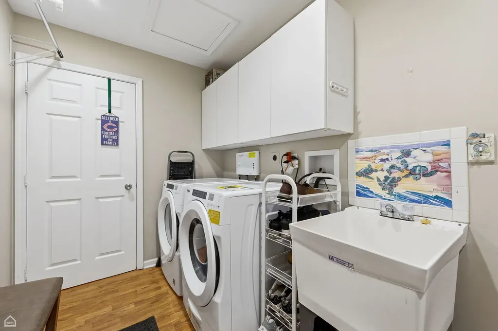 275 Essex Court Aurora IL 60504