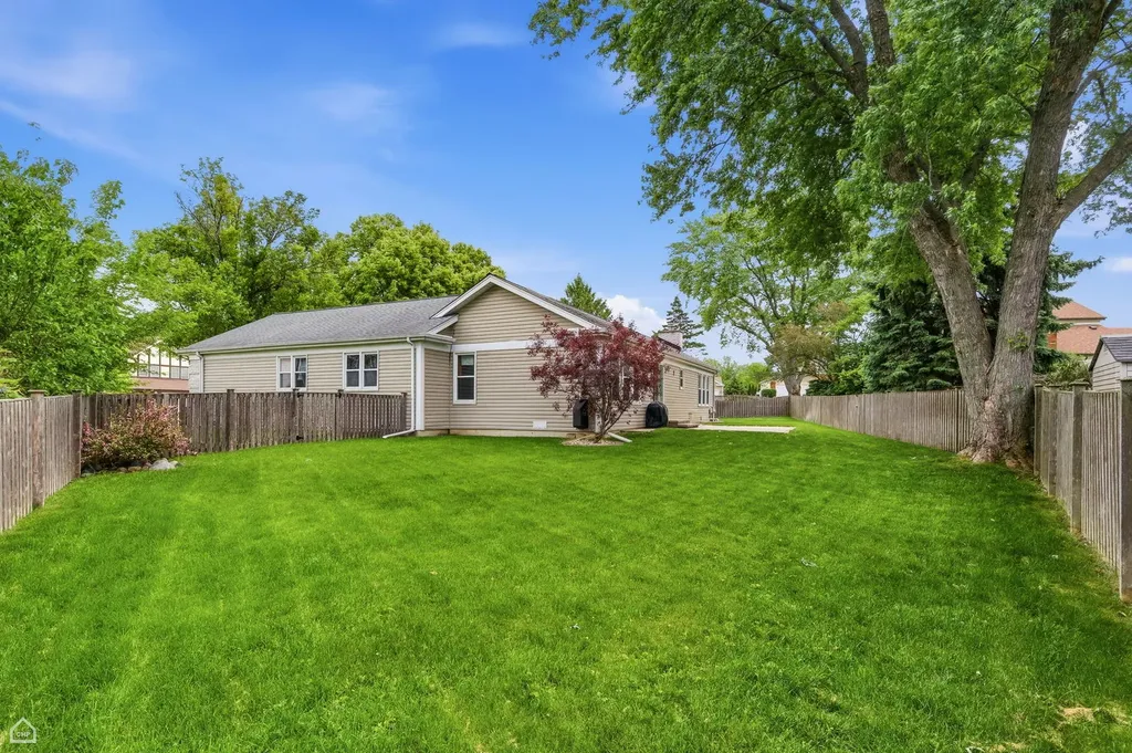 275 Essex Court Aurora IL 60504