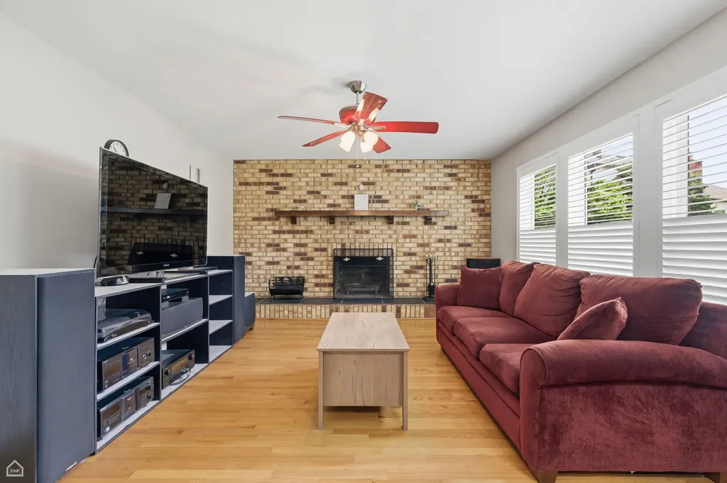 275 Essex Court Aurora IL 60504