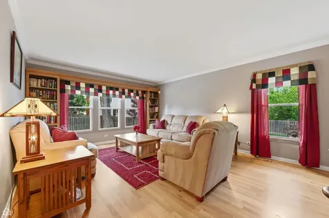 275 Essex Court Aurora IL 60504