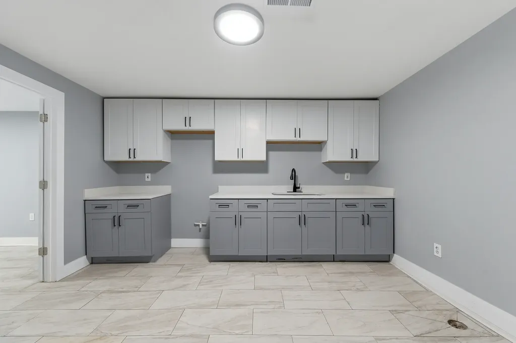 7732 South Phillips Avenue Chicago IL 60649