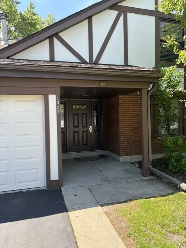 1327 Williamsburg Drive Schaumburg IL 60193