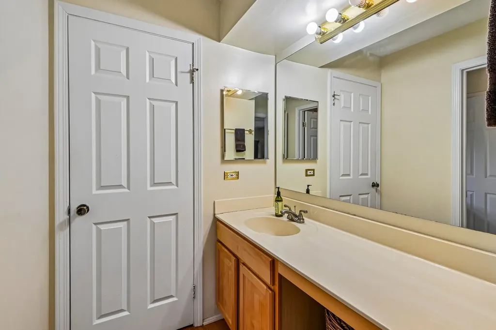 214 Carmelhead Lane Schaumburg IL 60193
