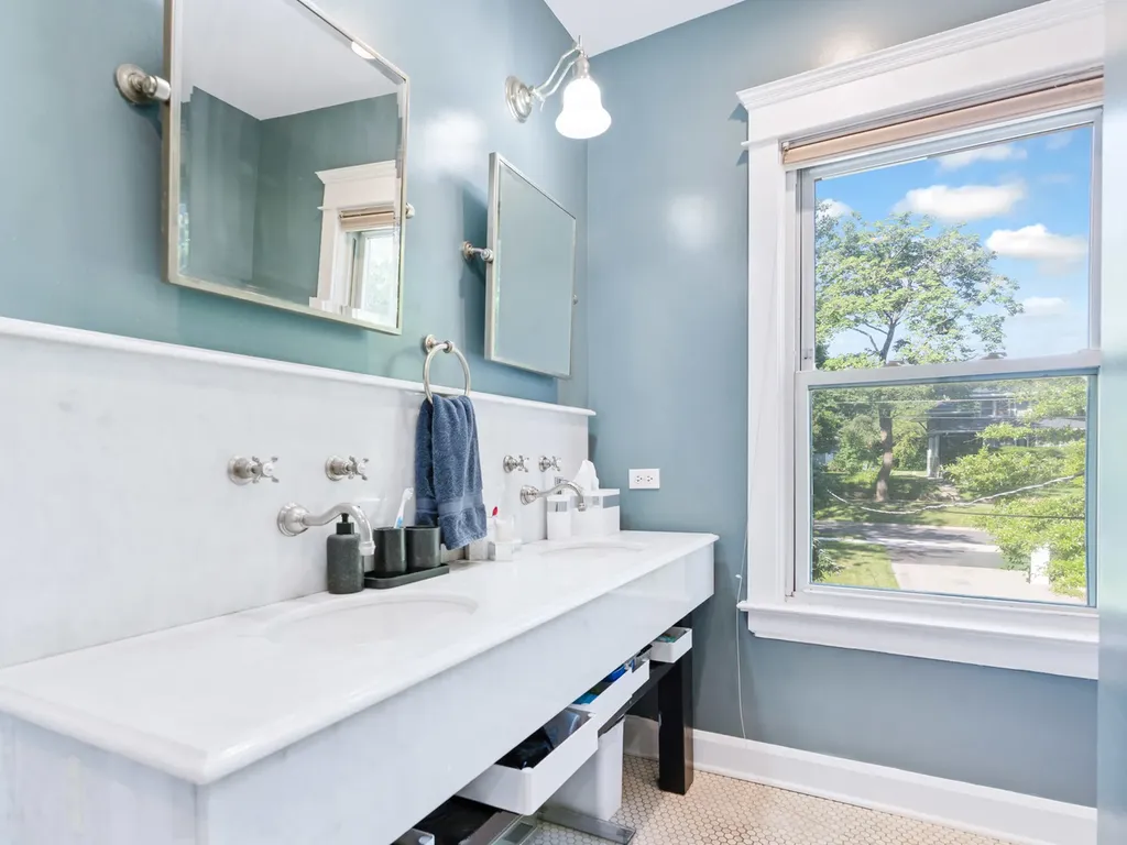 473 North Montclair Avenue Glen Ellyn IL 60137