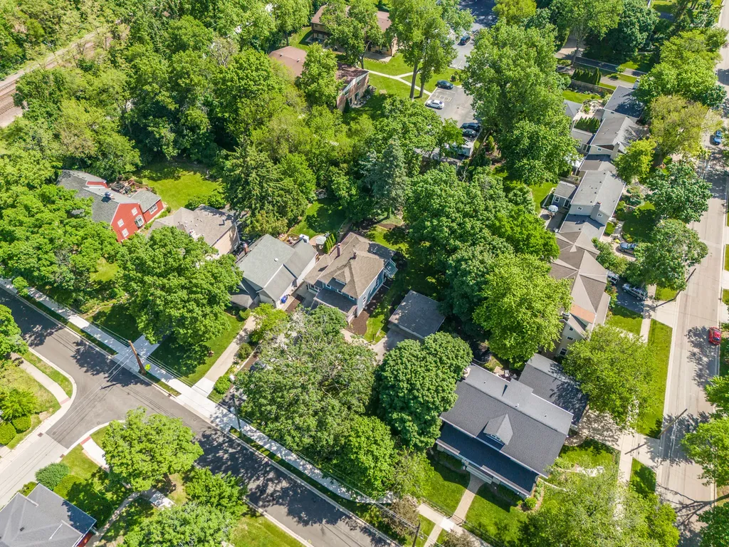 473 North Montclair Avenue Glen Ellyn IL 60137
