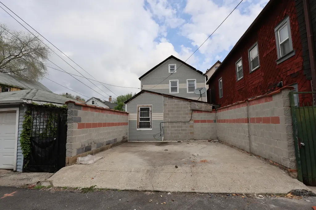 2039 West 18th Place Chicago IL 60608