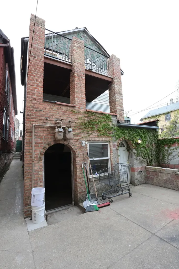 2039 West 18th Place Chicago IL 60608