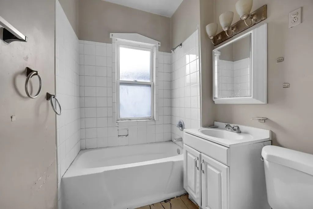9352 South Woodlawn Avenue Chicago IL 60619
