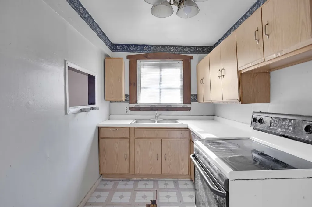 9352 South Woodlawn Avenue Chicago IL 60619