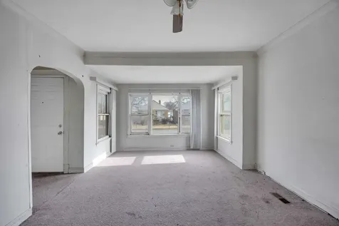 9352 South Woodlawn Avenue Chicago IL 60619