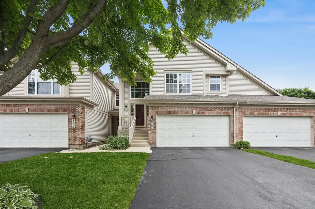 888 Riding Lane St. Charles IL 60174