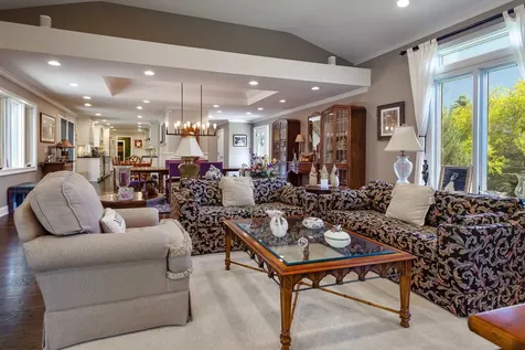 1971 Countryside Drive Libertyville IL 60048