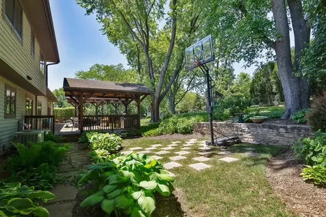 1971 Countryside Drive Libertyville IL 60048