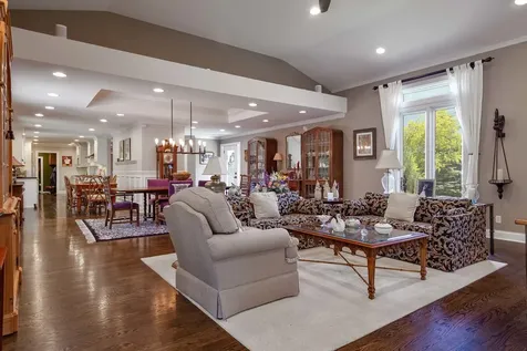 1971 Countryside Drive Libertyville IL 60048